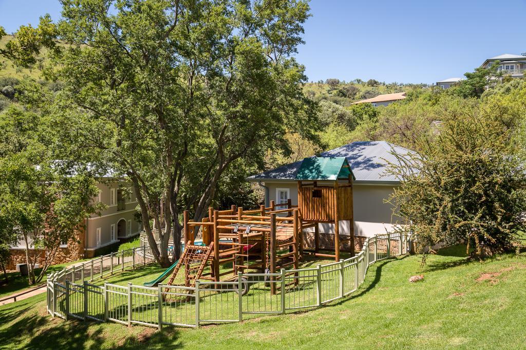 Mount Grace Hotel & Spa Магалисбург Екстериор снимка A treehouse in a backyard