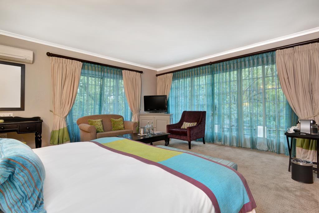 Mount Grace Hotel & Spa Магалисбург Екстериор снимка A bedroom at the Taj Bengal