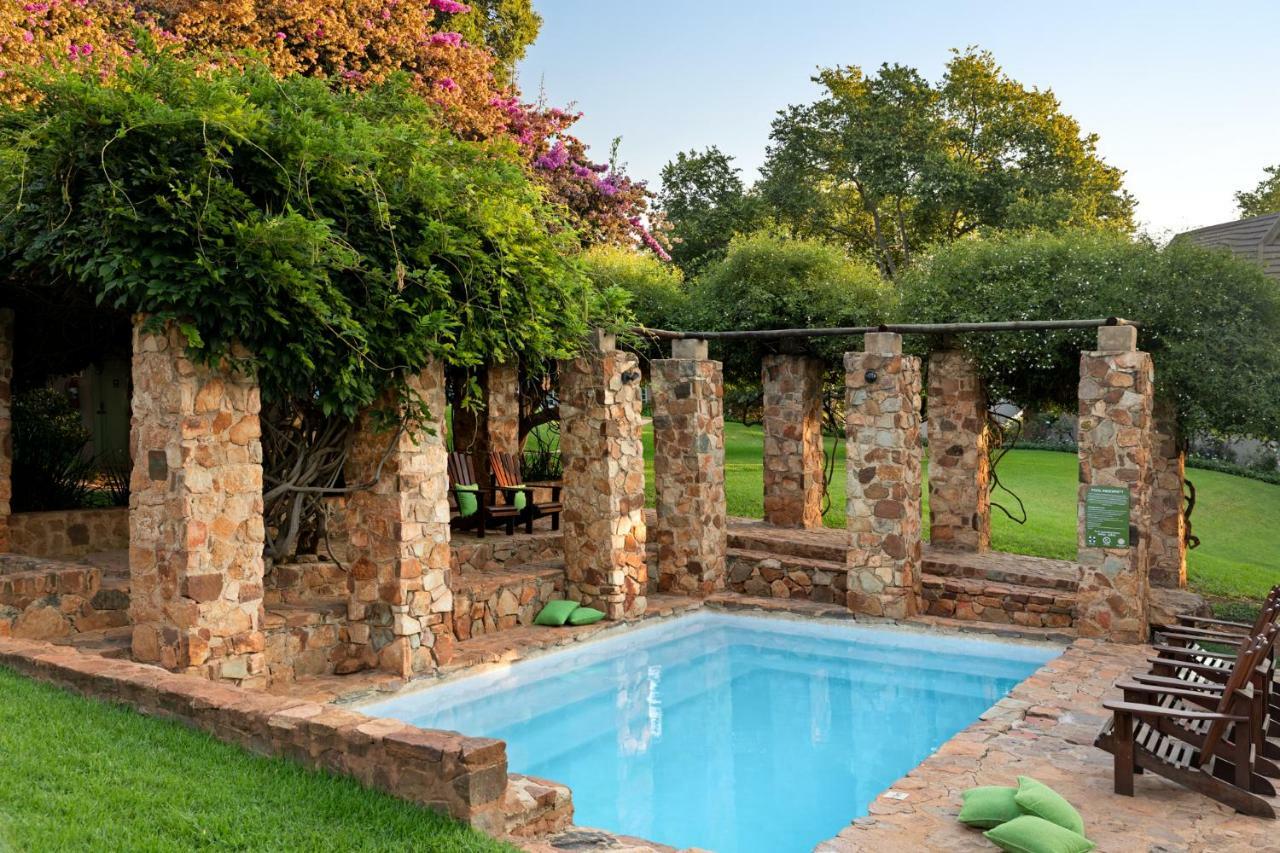 Mount Grace Hotel & Spa Магалисбург Екстериор снимка The swimming pool at the house